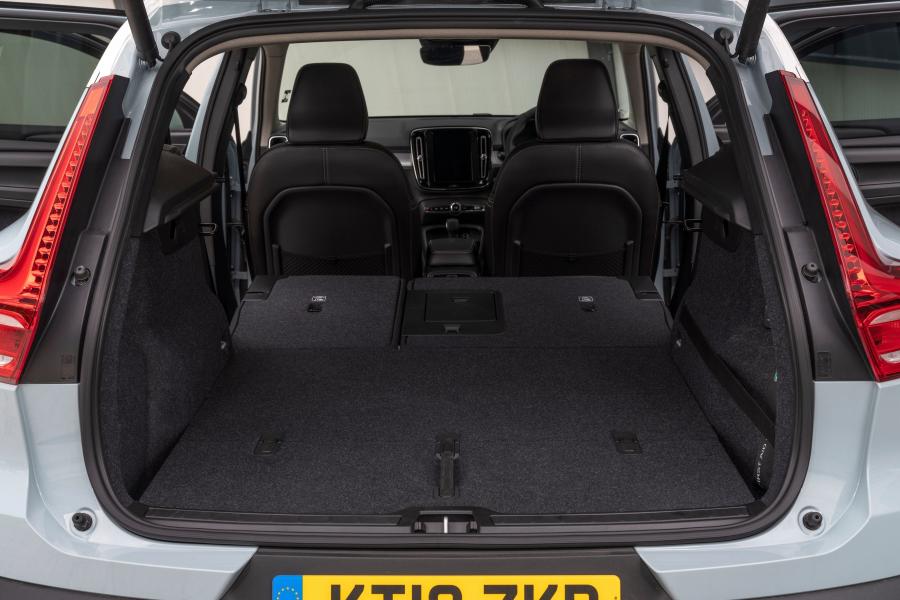 Багажник Volvo XC40 T3 Momentum 2018 года  (UK) (фото 6 из 40)